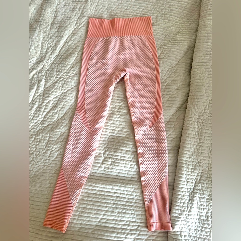Cute leggings that show off glutes